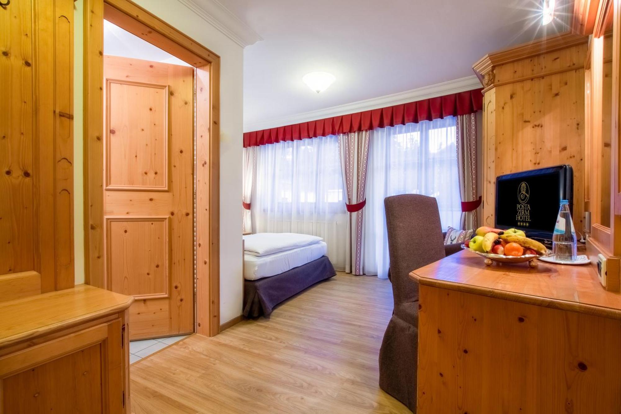Posta Zirm Hotel Corvara Exteriör bild